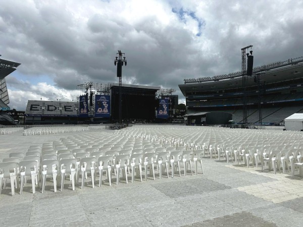 HD Flooring NZ (Eden Park - Luke Combs) - White Cube Chairs