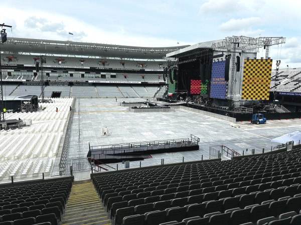 HD Flooring NZ (Eden Park - Luke Combs) - White Cube Chairs